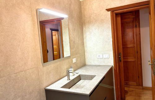 Exclusive Central Chalet, 5 min Sky Slopes, Garage - Foto 11