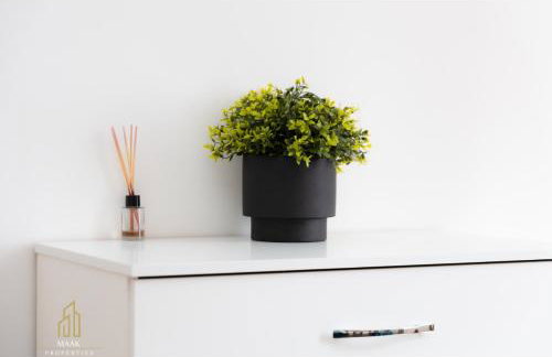 Modern 2BR Apartment - Prime Location Near Beach & Town - Sleeps 5 - Foto 23