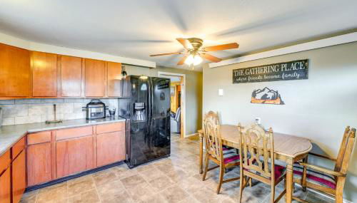 Hunt, Fish and Hike Home with Deck in Encampment - Foto 2