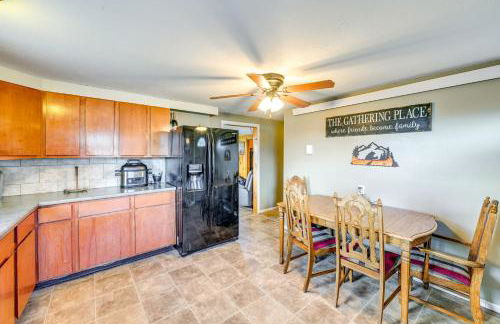 Hunt, Fish and Hike Home with Deck in Encampment - Foto 2