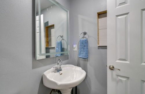 10 Mi to Lake Conroe Couples Retreat with Porch! - Photo 14