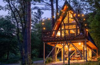 Designer A-Frame Treehouse with hot tub on river - Foto 29
