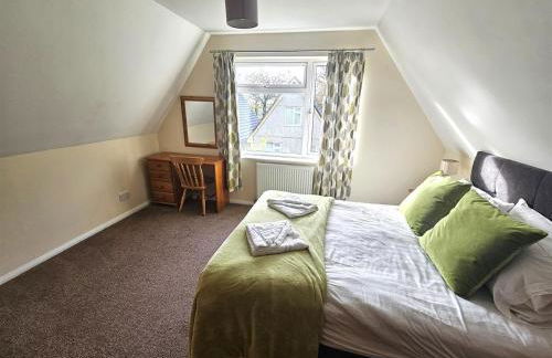 Cosy detached lodge, dog & child friendly with shared pools - Photo 2