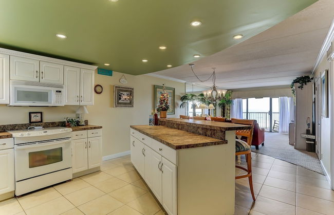 Tastefully Decorated Condo with Scenic Beach Views by RedAwning - Foto 30