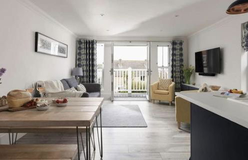 5 The Lookout - 2 bed apartment with parking, balcony & sea views - Photo 9