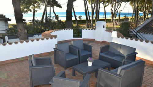 Superb Seafront Villa - Photo 3