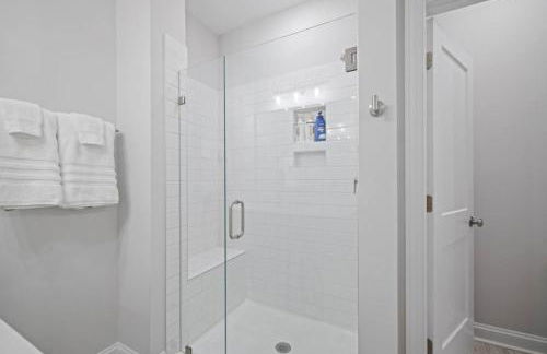 NEW Luxury Condo, Rooftop Terrace, EV Charger! - Foto 41