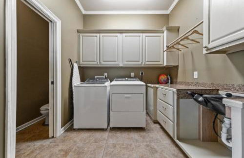 Gameday Getaway - Pool - King Bed - Sports Complex - Foto 29