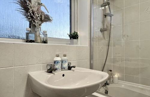 J&J stays 5 bedroom detached house in Peterborough with parking - Photo 54