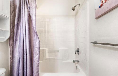 Spacious 4BD 3BA with hot tub, fire pit, and wraparound deck - Foto 22