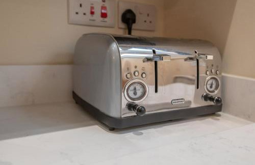 Sleeps 6 4 bedrooms 2 minute walk to the Square Hosted Happy Valley Cast - Photo 7