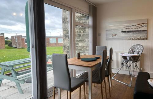 CHINE COTTAGE self-catering coastal bungalow in rural West Wight - Photo 6