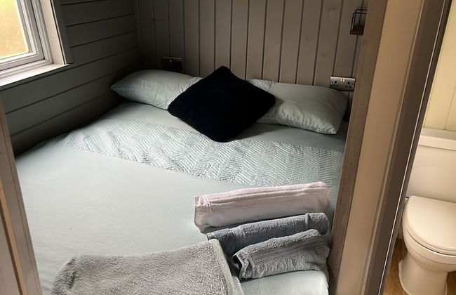 Cabin - Sleeps 2 hot tub & Parking - Photo 2