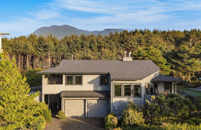 Half Block to Beach w/ Oceanview, Patio + Balcony The Shore Pine by Avantstay - Foto 36