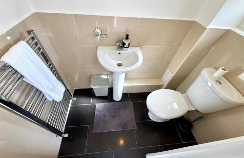 Spacious 3-Bed Home with Garden, Private Parking, Smart Tv's, Fast Wi-Fi - Photo 35