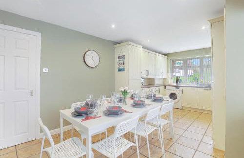 Spacious 4 Bedroom House with Parking - Foto 59