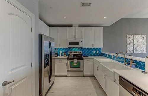 Chic 3BDR for 6 with Pool & Hot Tub Overlooks Marina - Foto 19