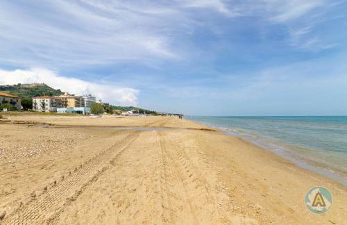 Piano terra sul lungomare con parcheggio - Foto 11