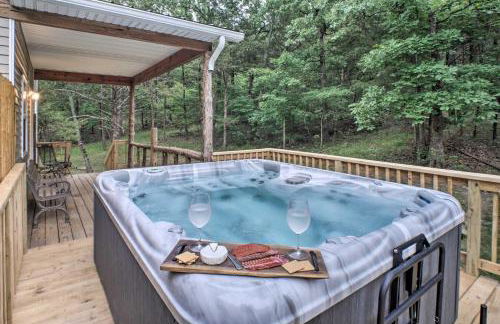 Lakeside Blue Eye Escape with Game Room and Hot Tub! - Foto 2