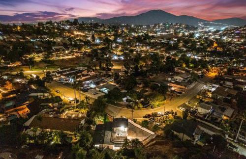 Entire Private Home with 4 Bedrooms 2 Bathrooms, 6 Beds, Hot Tub, King Bed, 6 Parking, Big Yard, Available Now - Foto 70