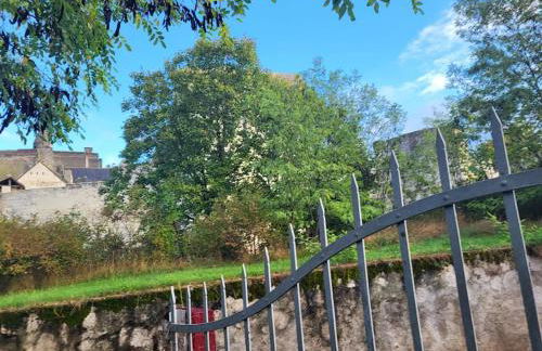La Maison du Donjon - Gites de 8 personnes, parking privé avec jardin terrasse - Foto 19
