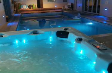 Couples Country Escape includes Private Indoor Pool and Hot tub in North Wales - Foto 1