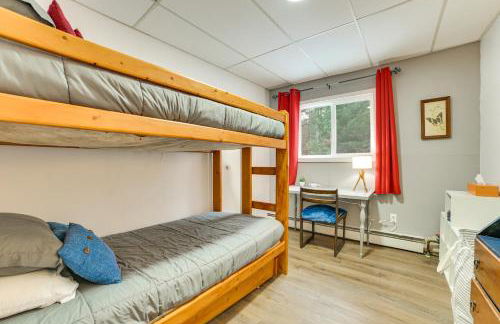 Updated Cabin with 2 Suites, Fire Pit and Forest Views - Foto 25