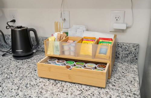 Stylish 3BR Getaway across Bristol Speedway - Foto 36