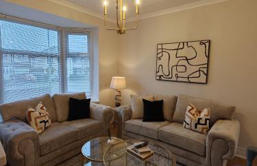 NEW 4 Beds Huge Driveway for LWBs Group Base Willenhall Bilston Junction 10 M6 A454 Keyway Junction A463- Wolverhampton Walsall--Bloxwich - I54 Business Park-Molineux Stadium - BY Samina - ARZ Stays - Regular Work & Long Stays Available - Foto 12