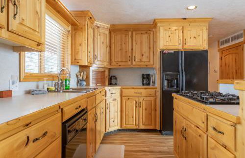 Chester Currents by KABINO Riverfront on Henrys Fork Air Conditioning Boat Launch Foosball Pool Table Huge Yard Garage WIFI - Foto 11