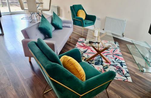 Cute 3 Bedroom House Near Etihad Stadium and CoOp arena with parking - Foto 1