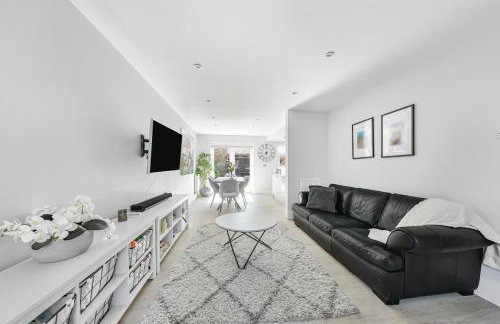 Spacious and Elegant Home with a Beautiful Garden - Foto 1