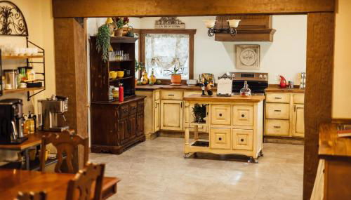 Escape to Villa Serena family & pet-friendly mountain retreat - hidden speakeasy, fire pit - Photo 3