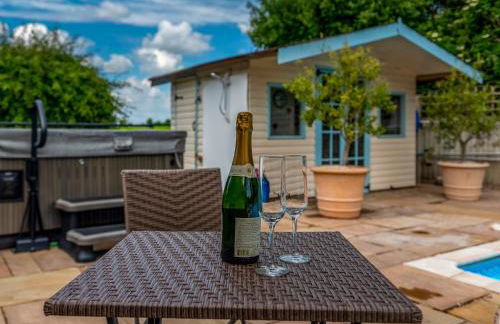 The Owl House with swimming pool and private hot tub - Foto 36