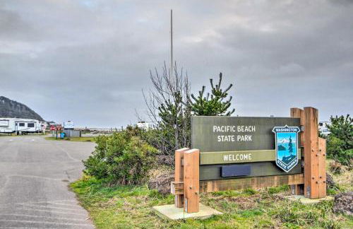 Steps to Beach! Airy Coastal Escape with Deck - Foto 24