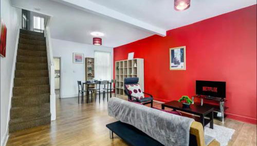 The Red Retreat, 7 Beds, Garden, Free Parking, Contractors, Fast Wifi, Smart TV - Foto 3