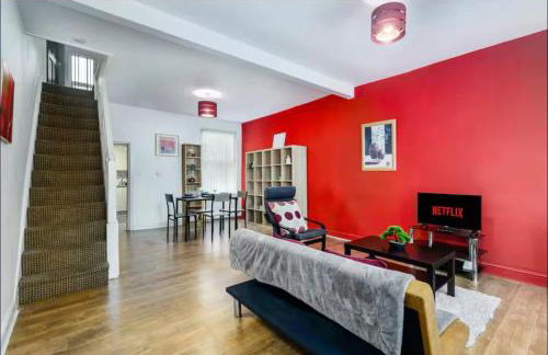 The Red Retreat, 7 Beds, Garden, Free Parking, Contractors, Fast Wifi, Smart TV - Foto 3