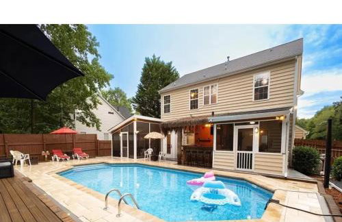 Tropical Oasis with Tiki Bar, Firepit, Seasonal Pool - Foto 1