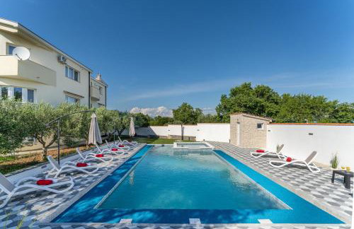 Apartman Strmota s bazenom i jakuzijem - Foto 19
