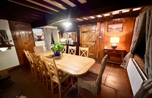 16th Century Farm House,6 Beds,5 BATHROOMS,SLEEPS 15,BBQ,HOT TUB,CINEMA ROOM WITH SURROUND SOUND,With Cymru Holidays - Foto 29