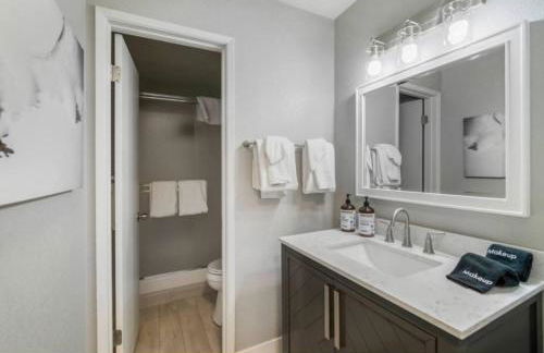 Guest Favorite Spacious Remodeled 2 Bdrm 2 Ba Mountain Views - Photo 49