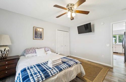 Spacious 3BR Lakefront Cottage with Stunning Views - Foto 21