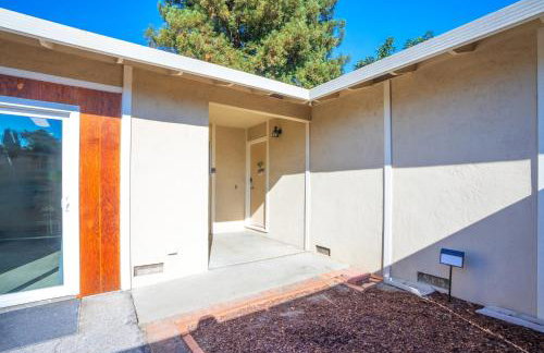 Central 3BR Home Steps from Castro St - Foto 36