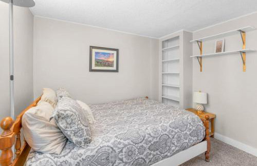 Cottage Oasis by Lake with Kayaks Fire Pit and a Huge Yard - Foto 16