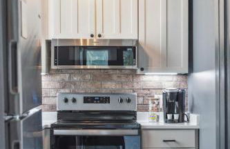 Beautiful Renovated Apartment One Block from King - Foto 6