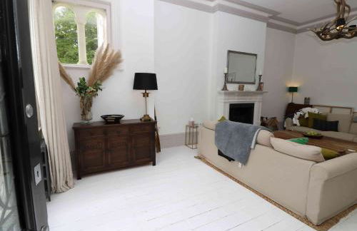 Perfect Retreat in Luxury & Historical Manor House - Photo 26