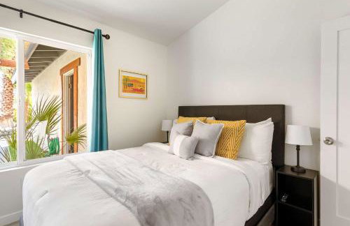 Experience Modern Luxury at Desert Hideaway - Foto 41