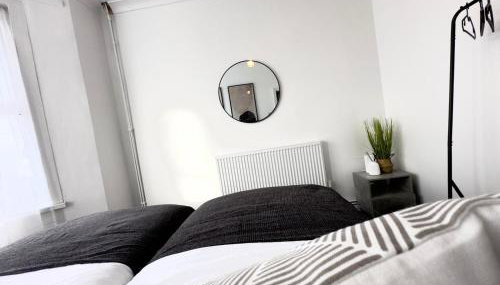 Serviced 4 bed 2 bath Manor Park House - Foto 2