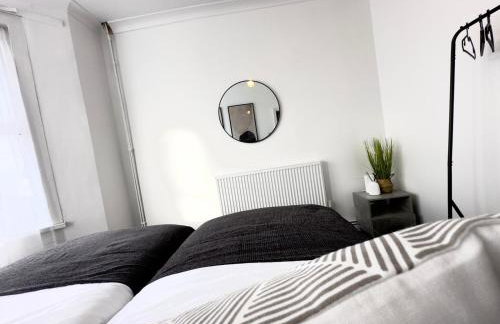 Serviced 4 bed 2 bath Manor Park House - Foto 2