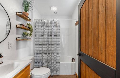 Wood Haven Cabin with a hot tub fire pit & indoor pool - Photo 29